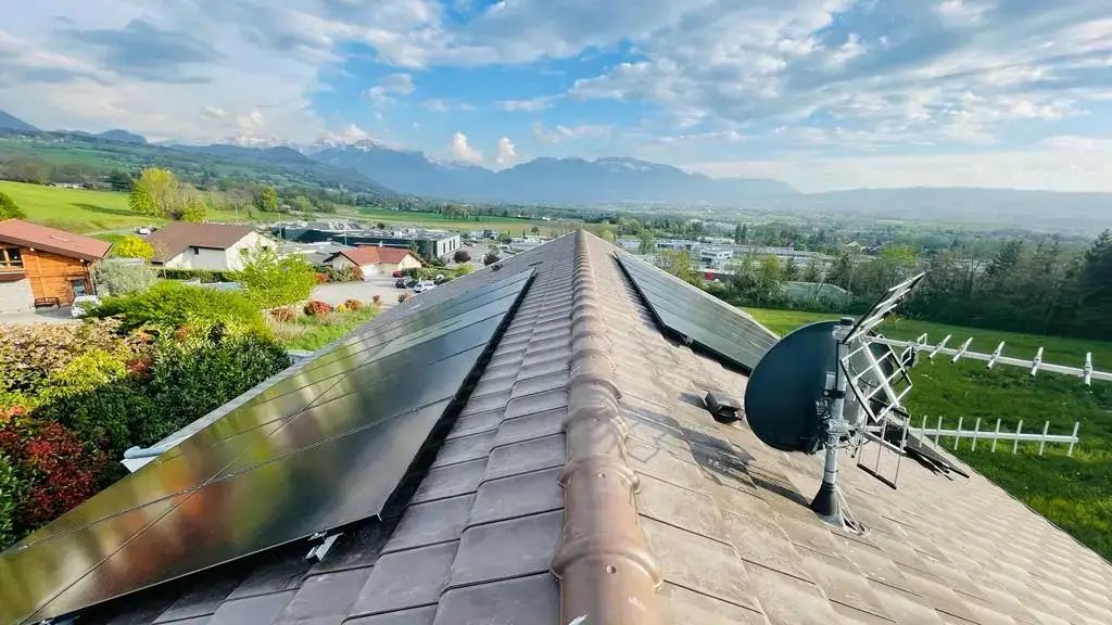 Panneaux full black sur toiture Est/Ouest