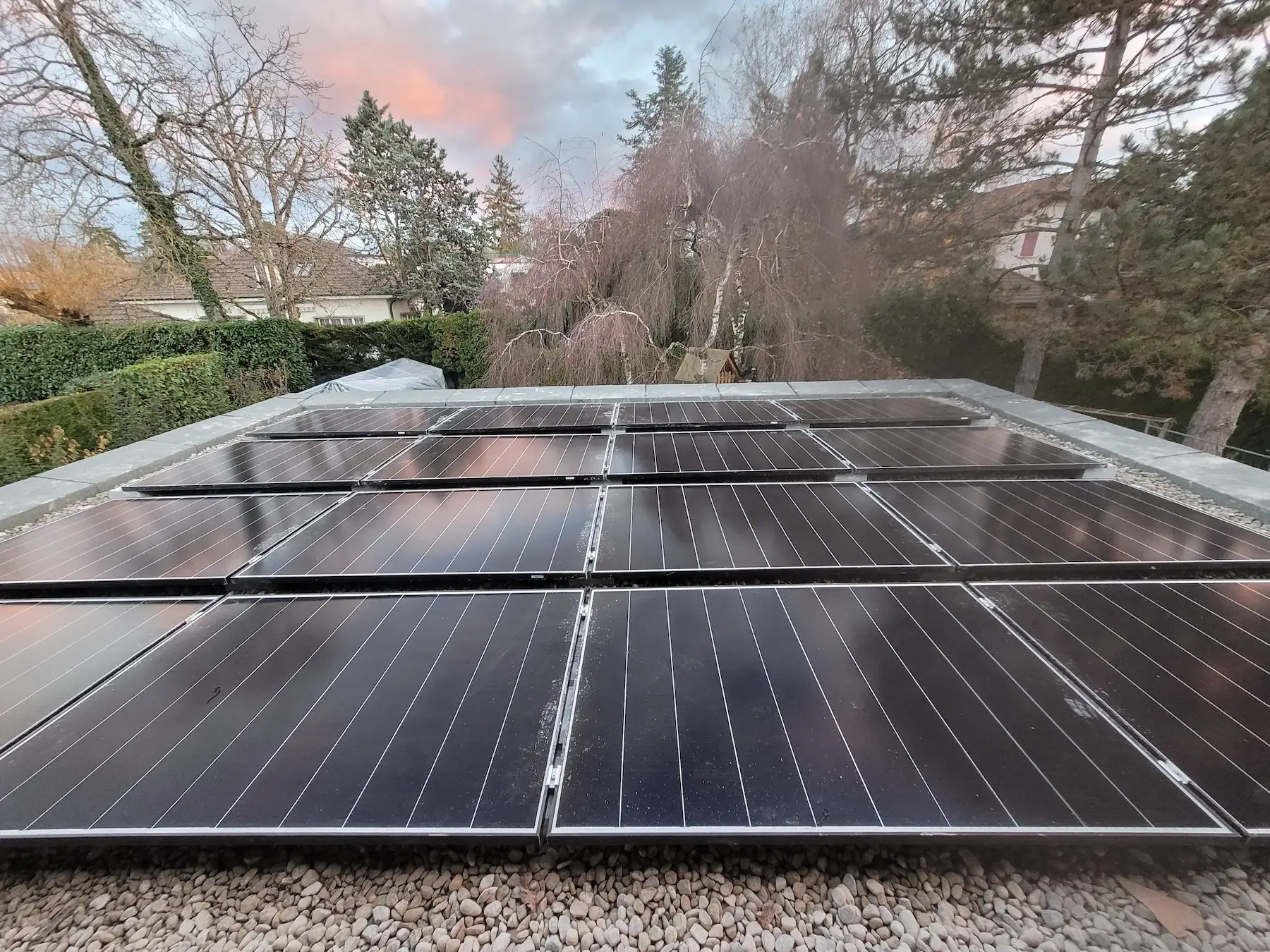 Installation solaire sur toit plat avec panneaux disposés en rangées